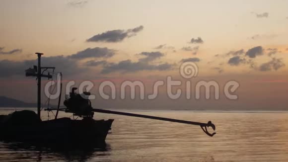 日落时分的船渔夫沙滩船在阳光的映衬下视频的预览图