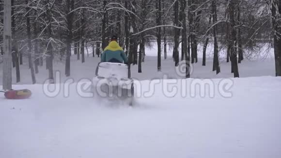 冬天骑着全地形车在河岸边的雪滩上戴着滑雪面具戴着眼镜的家伙视频的预览图