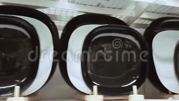 一个架子上的盘子暴露在一家商店的杯垫上视频的预览图