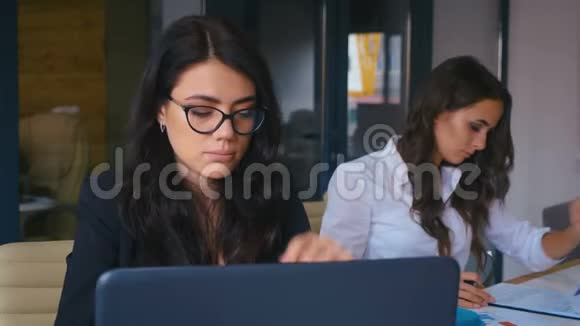 概念工作中的问题无聊的女商人坐在办公室的笔记本电脑上疲惫的沮丧的女人试图工作视频的预览图