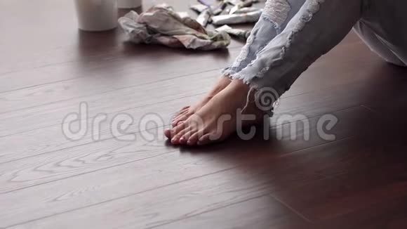 女孩光着脚艺术家的腿特写她坐在地板上画画视频的预览图