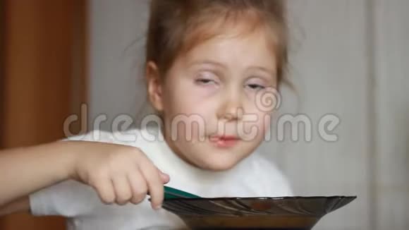 美味的午餐特写女婴坐在餐桌前做家常菜吃美食孩子吃汤视频的预览图