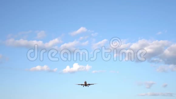 现代大飞机在蓝天上飞翔背景中的白云4K视频的预览图