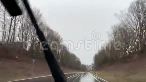 汽车雨刷水清洗视频的预览图