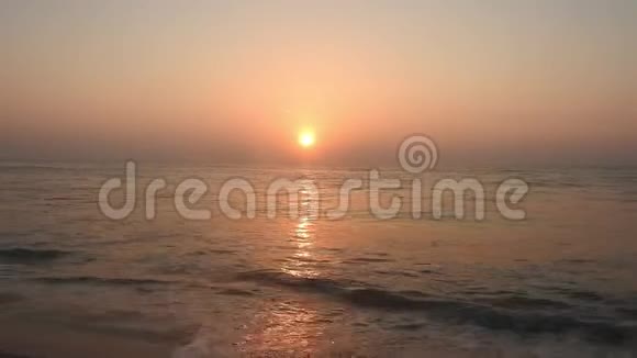 日落美丽的日落波罗的海画海日落日落时的大海令人惊叹的海上日落日落的海浪夏日日落视频的预览图