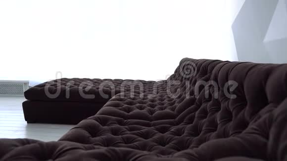 客厅里漂亮的棕色沙发视频的预览图