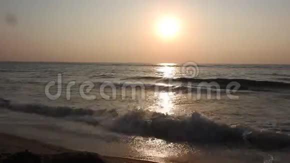带棕榈的热带海滩滩和热带海洋太阳落山的椰子棕榈斯里兰卡米里萨热带海滩日落景色视频的预览图