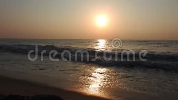 日落美丽的日落波罗的海画海日落日落时的大海令人惊叹的海上日落日落的海浪夏日日落视频的预览图