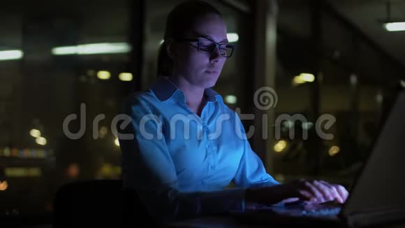 女人晚上在笔记本电脑上打字工作时间过长生活方式繁忙视频的预览图