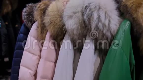 在晾衣架上套上带罩的羽绒服出售购物概念视频的预览图
