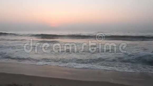 日落日出时太阳正落在地平线上越过海洋或海洋宁静的海洋海浪自然的天空暖色全景视频的预览图