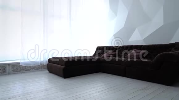 客厅的棕色豪华沙发视频的预览图
