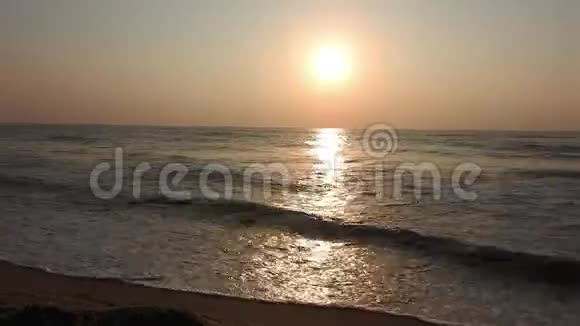 日落日出时太阳正落在地平线上越过海洋或海洋宁静的海洋海浪自然的天空暖色全景视频的预览图