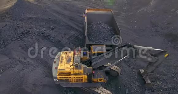 四周飞过去挖掘机把煤装进自卸车视频的预览图