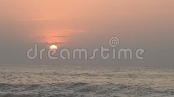 蓝色的日出在五颜六色的背景下戏剧性的场景自然景观海景海滩太阳海地平线天空视频的预览图