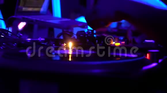 DJ台上的乙烯基播放器派对上播放音乐紫色灯光视频的预览图