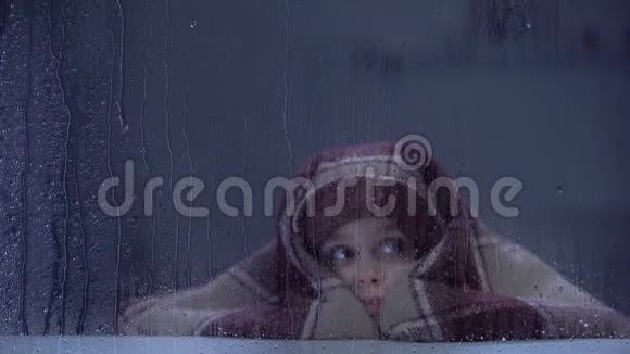 下雨天被雷声吓得浑身湿透的小女孩视频的预览图