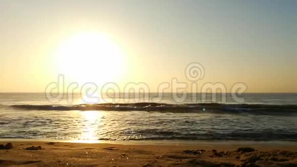 日落美丽的日落波罗的海画海日落日落时的大海令人惊叹的海上日落日落的海浪美丽的大海视频的预览图