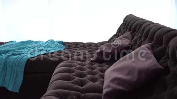 带棕色沙发的客厅现代室内设计视频的预览图