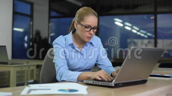 女商人不满意笔记本电脑的数据公司收入低坏消息视频的预览图