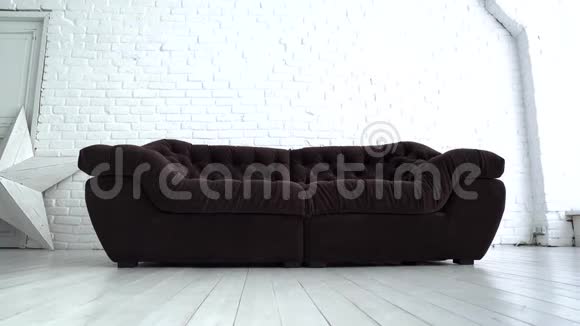 客厅配有枕头的舒适沙发放大视频的预览图