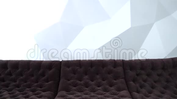 白色内部的现代棕色被子沙发视频的预览图
