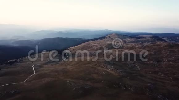 日落时的山脉和小径视频的预览图