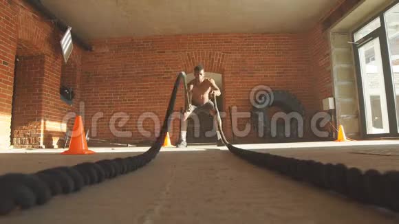美国黑人健美运动员在交叉健身训练中心使用战绳视频的预览图