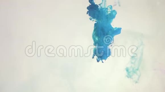 油漆喷效果覆盖蓝粉烟云视频的预览图