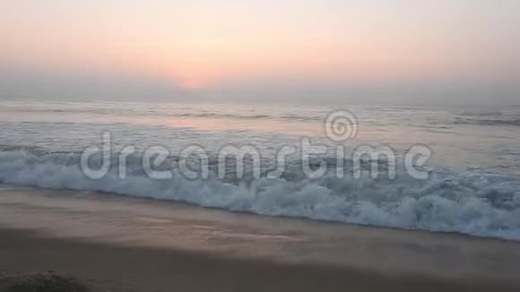 海滩度假背景日落日出过海或海洋宁静的海洋波浪天然天空暖色视频的预览图