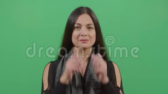 女人捏着两个脸颊视频的预览图