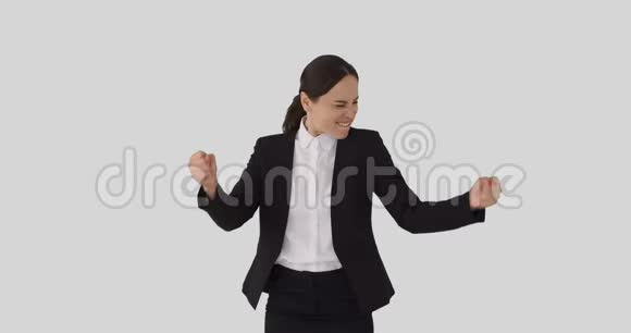 兴奋的女商人在白色背景下跳舞视频的预览图