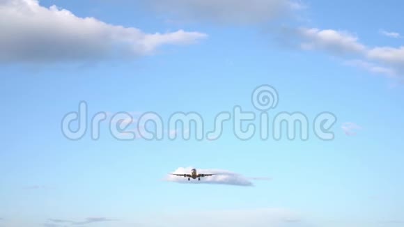 现代大飞机在蓝天上飞翔背景中的白云4K视频的预览图