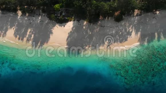 带有沙子和蓝色透明海洋的热带海滩空中观景度假天堂视频的预览图