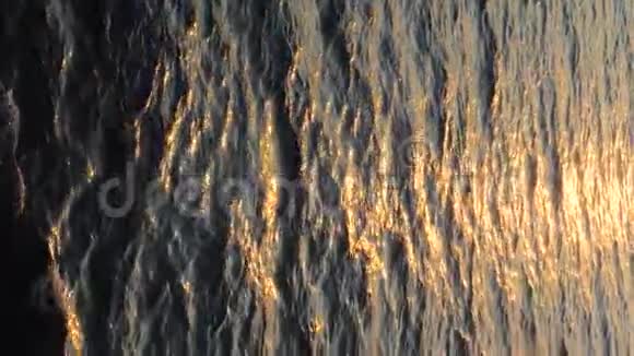 深蓝色的海洋阳光在水中反射平静大海的背景海面上几乎没有波浪视频的预览图