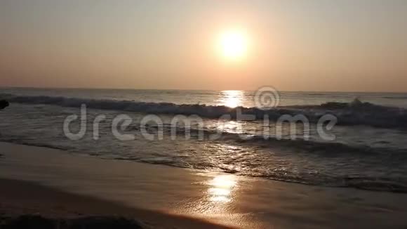 日落地平线凉爽的海底地平线热带沙滩在度假胜地放松户外度假有天堂般的视野视频的预览图