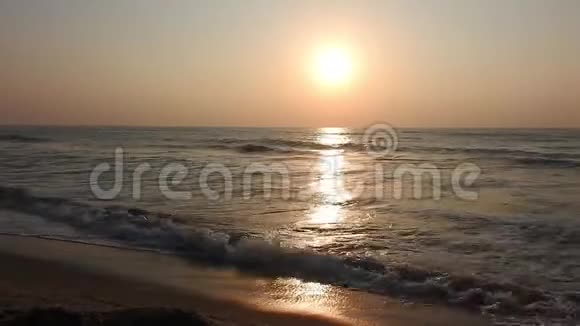 日落地平线凉爽的海底地平线热带沙滩在度假胜地放松户外度假有天堂般的视野视频的预览图