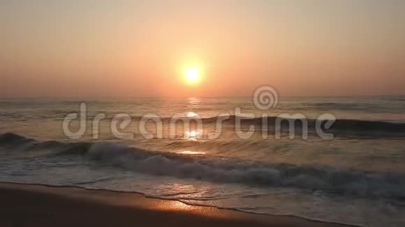 带棕榈的热带海滩滩和热带海洋太阳落山的椰子棕榈天堂田园海滩斯里兰卡美丽的斯里兰卡视频的预览图