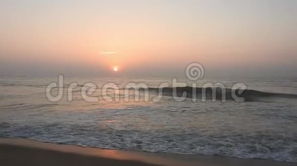 带棕榈的热带海滩滩和热带海洋太阳落山的椰子棕榈天堂田园海滩斯里兰卡美丽的斯里兰卡视频的预览图