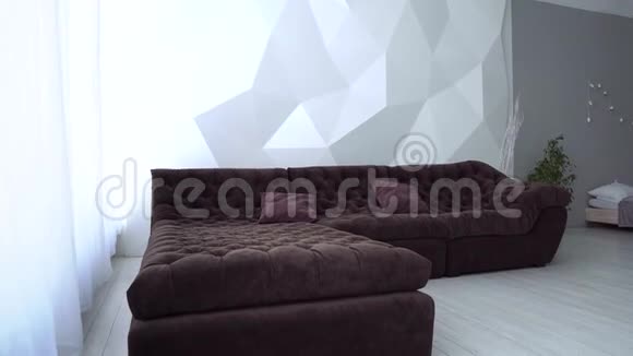 带棕色沙发的客厅现代室内设计视频的预览图