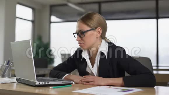 疲惫的女人在办公室里睡觉因为单调的任务和过度劳累而休息视频的预览图
