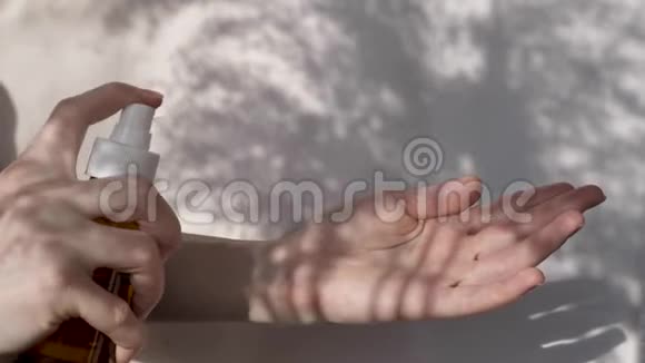 白色背景上的保湿洗手液视频的预览图
