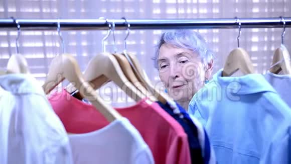 开朗的老年女性做购物视频的预览图