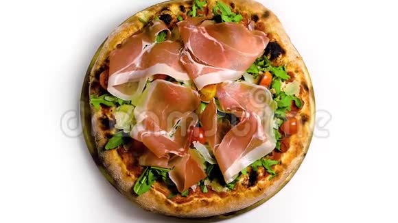 匹萨与番茄和鲁科拉生火腿意大利食品轮换分离白色视频的预览图