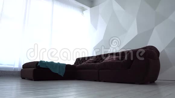 家庭内部装修概念带有棕色家具的现代客厅视频的预览图