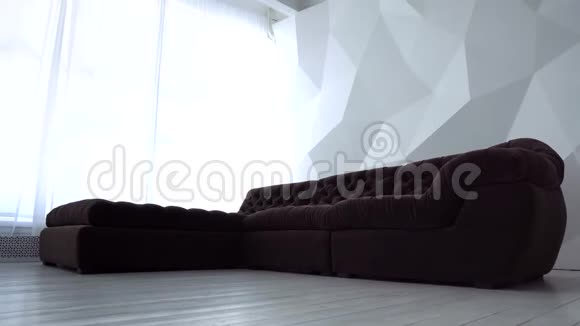 客厅配有枕头的舒适沙发放大视频的预览图