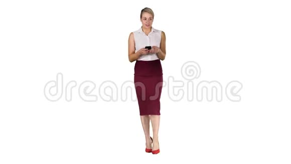女人在智能手机上打字在白色背景上行走视频的预览图