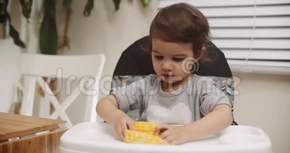 可爱的小女孩吃玉米芯视频的预览图