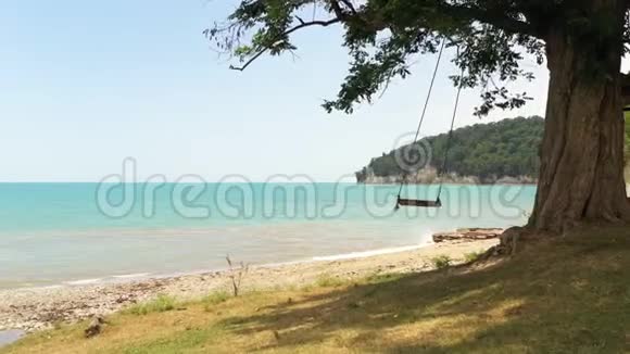 海岸和蔚蓝海岸的带沙滩自制绳索摆动视频的预览图