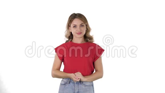幸福的年轻女人展示一个产品用手指指向侧面在白色背景上展示视频的预览图